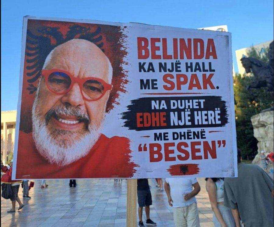 ‘Belinda ka një hall me SPAK, na duhet me e dhënë besën edhe një herë’/ Pankartat pikante në protestë