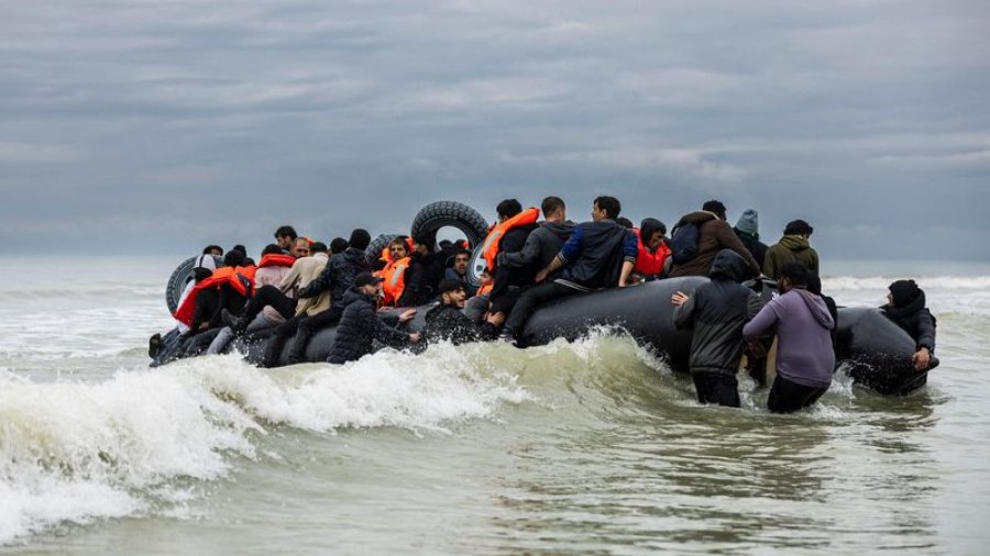 ‘Mega gomonia’ që transportonte një numër rekord prej 165 emigrantësh kaloi Kanalin drejt Mbretërisë së Bashkuar