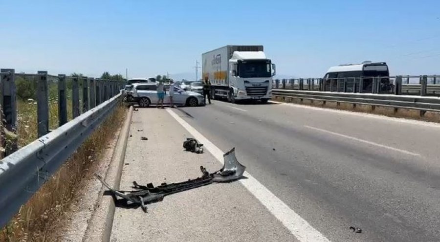 Aksident në autostradën Tiranë-Durrës, përplasen dy automjete pranë Maminasit