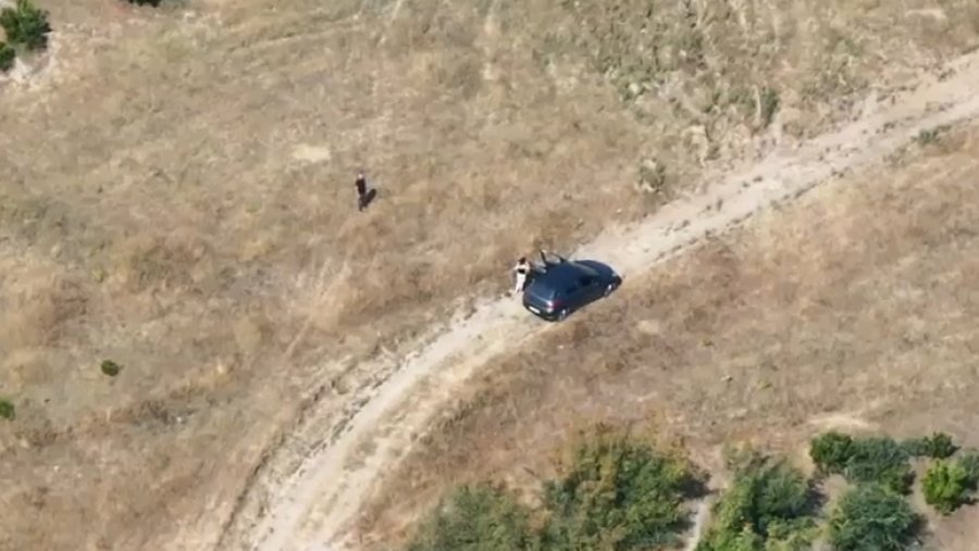 Mbahej peng në makinë nga ish i fejuari  ja momenti kur shpëtohet Rozalinda Plaka  Shikoni pamjet