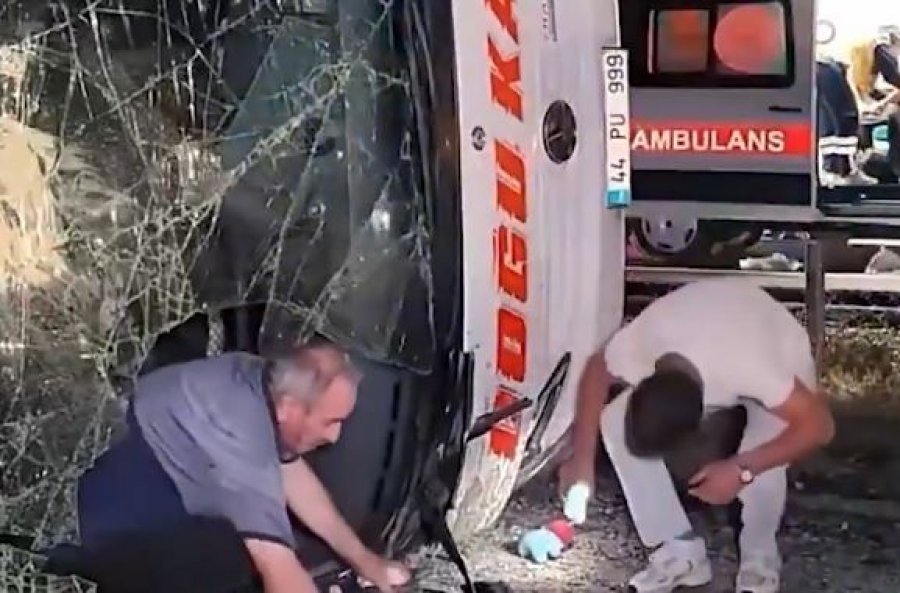 Aksident i rëndë me autobus në Stamboll  të paktën 30 të plagosur  mes tyre edhe fëmijë