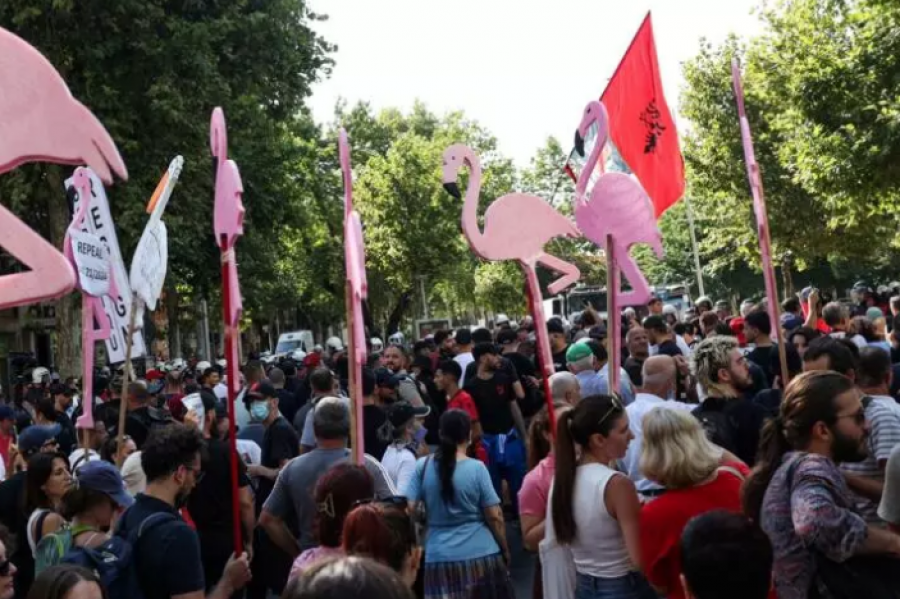 Radio shtetërore franceze: Pavarësisht represionit, ‘Revolucioni i Flamingove’ nuk dorëzohet