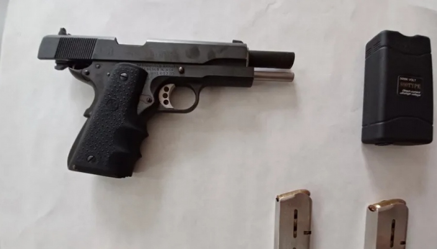 shqiptari-alarmon-policine-spanjolle-kercenon-me-arme-zjarri-dy-persona-ne-mes-te-qytetit