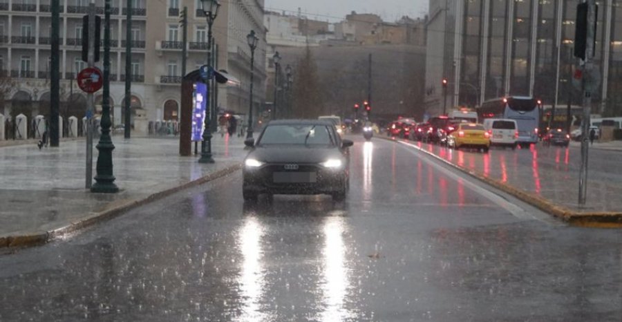 Stuhi të fuqishme godasin Greqinë, mbi 100 mijë rrufe, përmbytje, tornado dhe alarm nga autoritetet