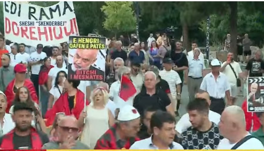 'Rama jepe dorëheqjen'/ Protesta e 57-të në Tiranë, qytetarët marshojnë drejt Kryeministrisë