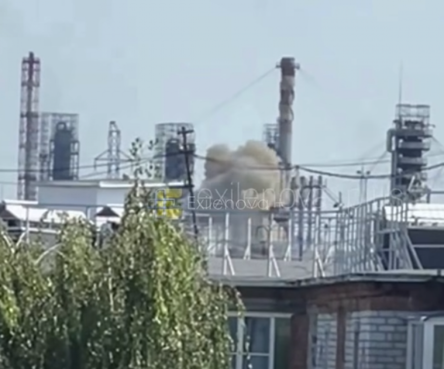 VIDEO/ Momenti kur droni ukrainas godet rafinerinë ruse të naftës në Tyumen
