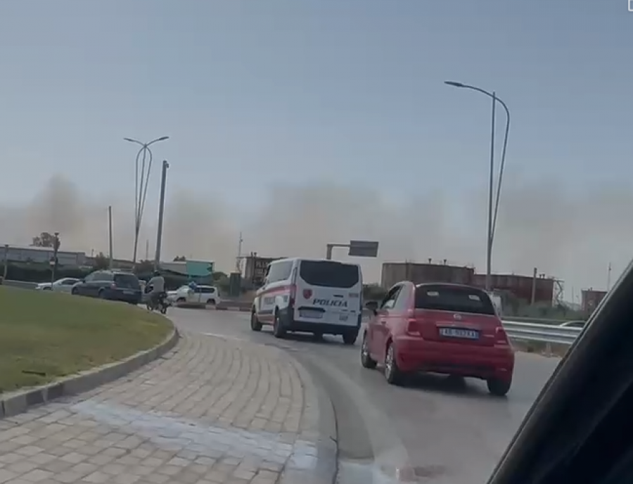 Çfarë po ndodh/ Vatër zjarri në Zvërnec, tymi i dendur mbulon Vlorën