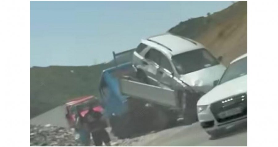 Karrotreci aksidentohet teksa transportonte një automjet, vështirësi në qarkullim në aksin Librazhd-Elbasan