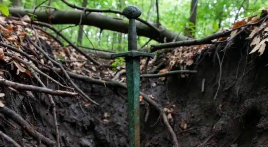 Si në një film aventurash! Po ecte në pyll dhe gjeti një shpatë 2,700-vjeçare të ngulur drejt në tokë