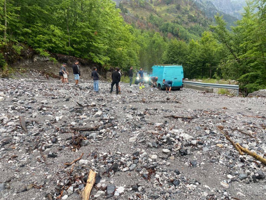 Bllokohet aksi Qafë Thorë–Theth, rrëshqitjet e dherave ndërpresin qarkullimin