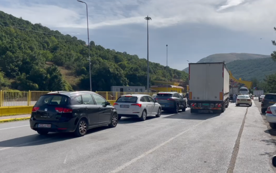 Qafë Botë, vijon normalisht lëvizja në kufi: Pa radhë në të dyja anët