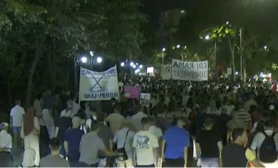 'Qeverisë së krimit i erdhi fundi!' Vijon marshimi protestë, Tirana oshëtin: Dorëheqje!