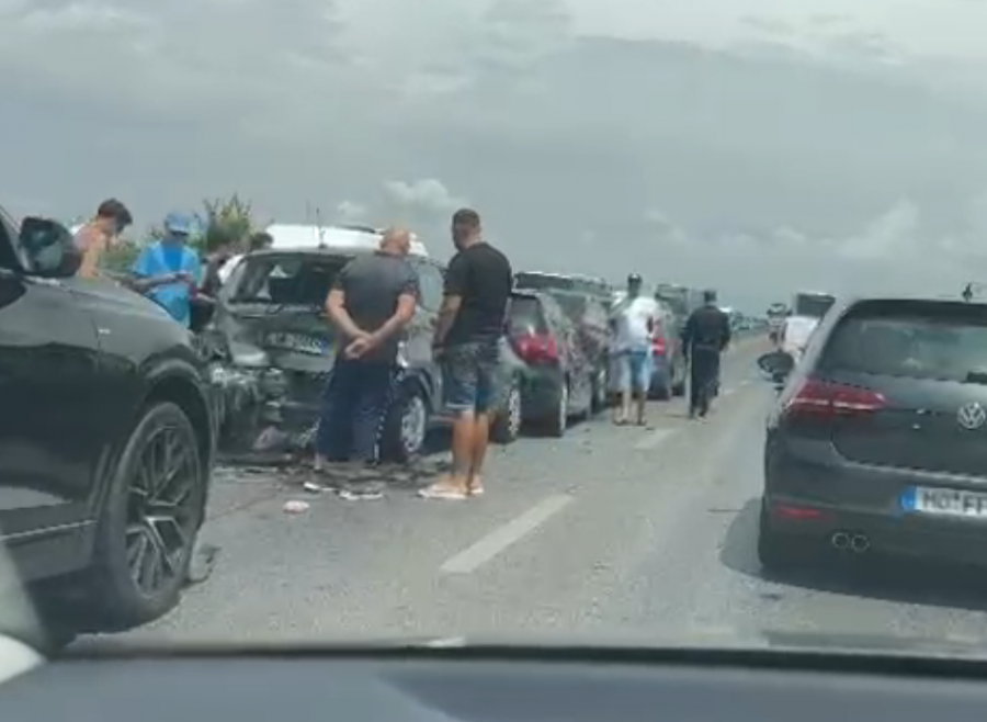 Aksident zinxhir në autostradën Tiranë-Durrës, përplasen 5 automjete(VIDEO)