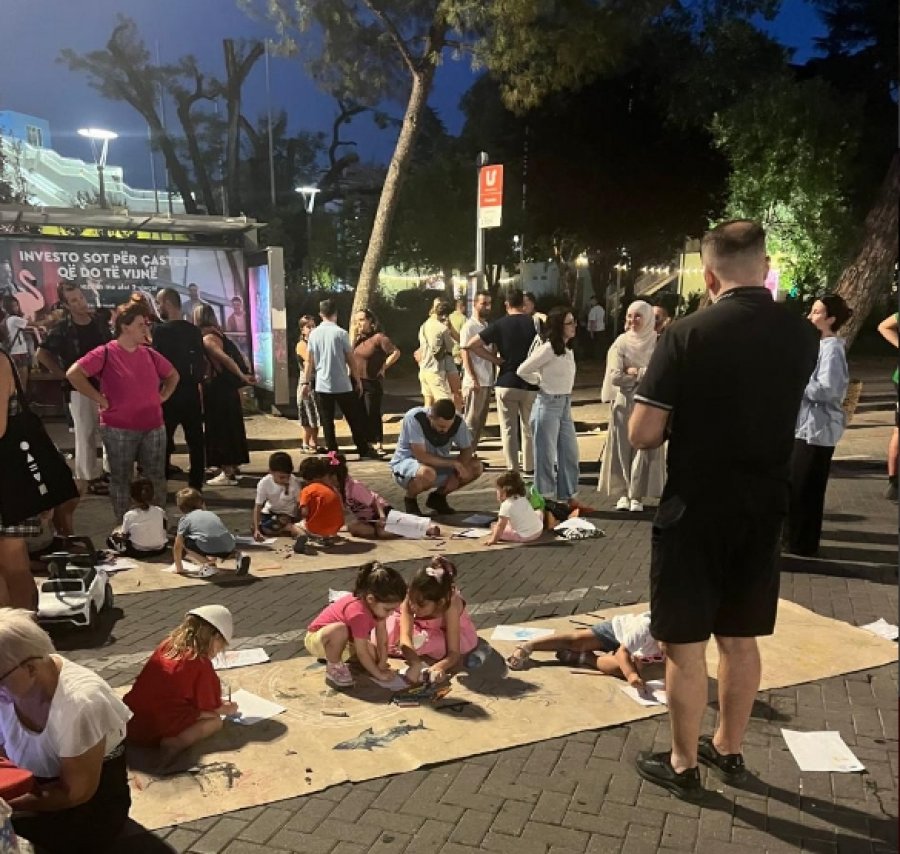58 ditë protestë, por edhe krijimtari plot ngjyra/ Fëmijët vizatojnë dhe ngjyrosin në këndin e dedikuar
