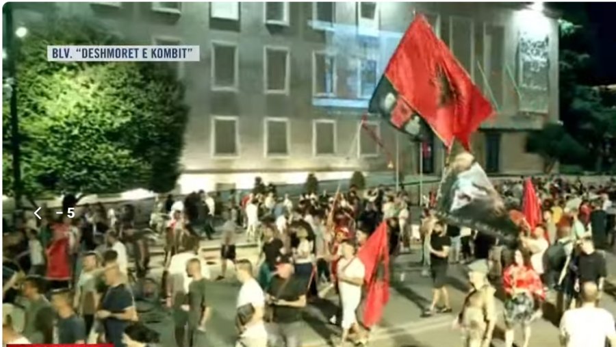 'Rama jepe dorëheqjen'/ Revolta qytetare në ditën e 58-të, protestuesit marshojnë në rrugët e Tiranës