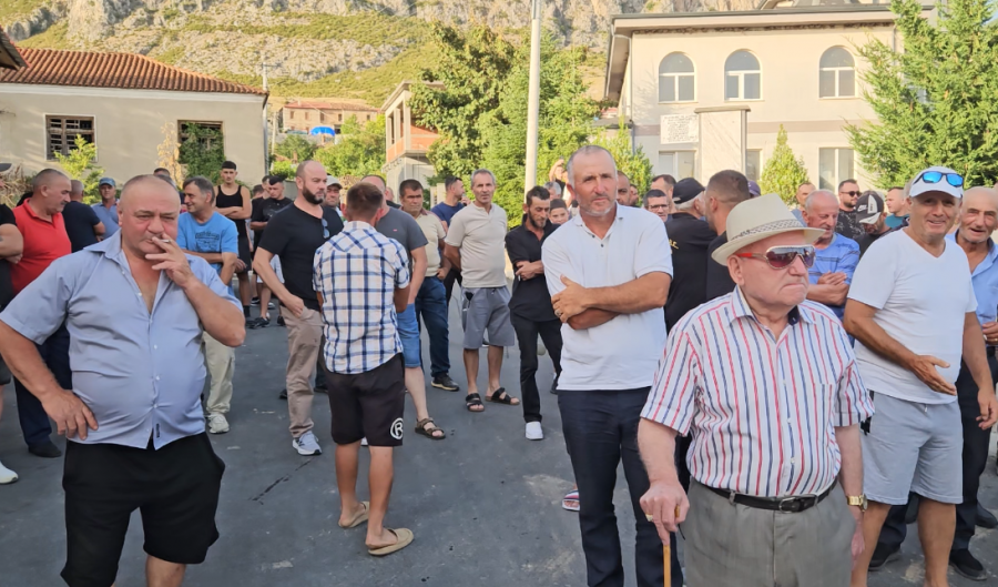 'Shteti na ka harruar'/ Banorët e Zvezdës në protestë: Qindra milionë lekë investim, por fshati ende pa ujë