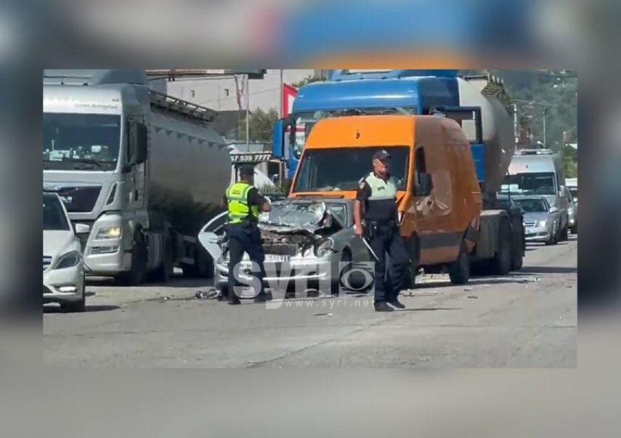 VIDEO  Aksident i 4 fishtë në Elbasan  përplasen betonierja  furgoni dhe 2 makina