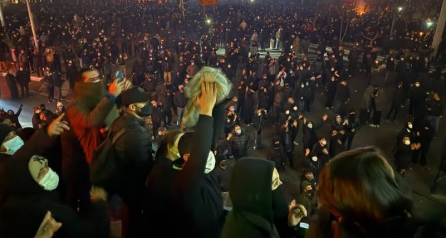 Vrasja e një koloneli iranian gjatë protestave të janarit, rrezikon dënimin me vdekje për 16 persona