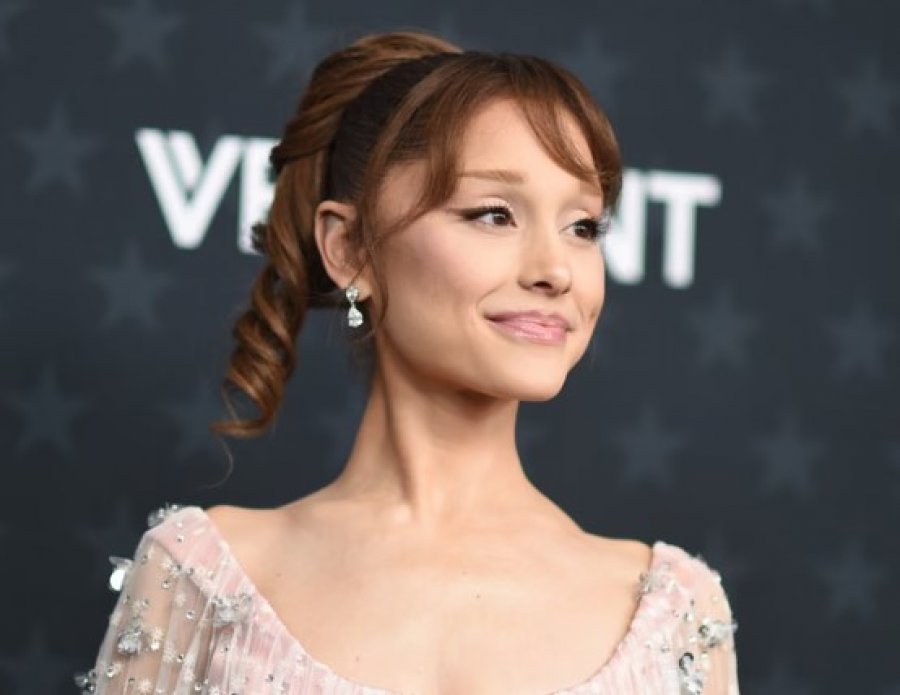 I vodhën këngë të papublikuara  foto dhe video private  Ariana Grande padit hakerët