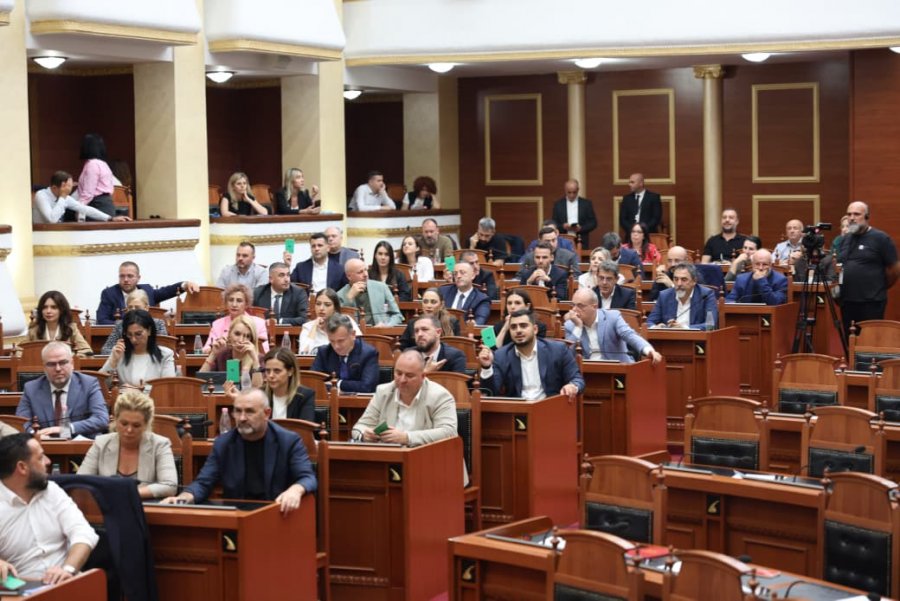 ‘Bloomberg’: Kredia ushtarake me SHBA miratohet me shpejtësi në mesin e protestave për dorëheqjen e Ramës