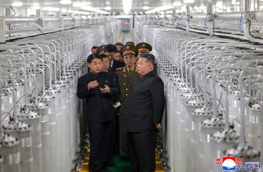 Kim Jong Un inspekton centralin e ri bërthamor, planifikon rritje të prodhimit