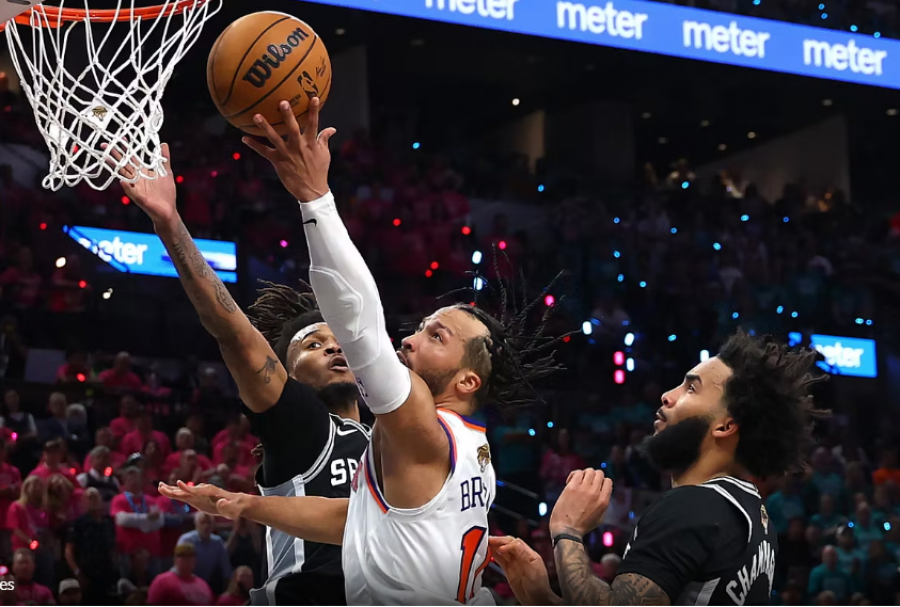 Knicks at befasojnë Spurs at në finalen e parë të serisë  shkëlqen Jalen Brunson