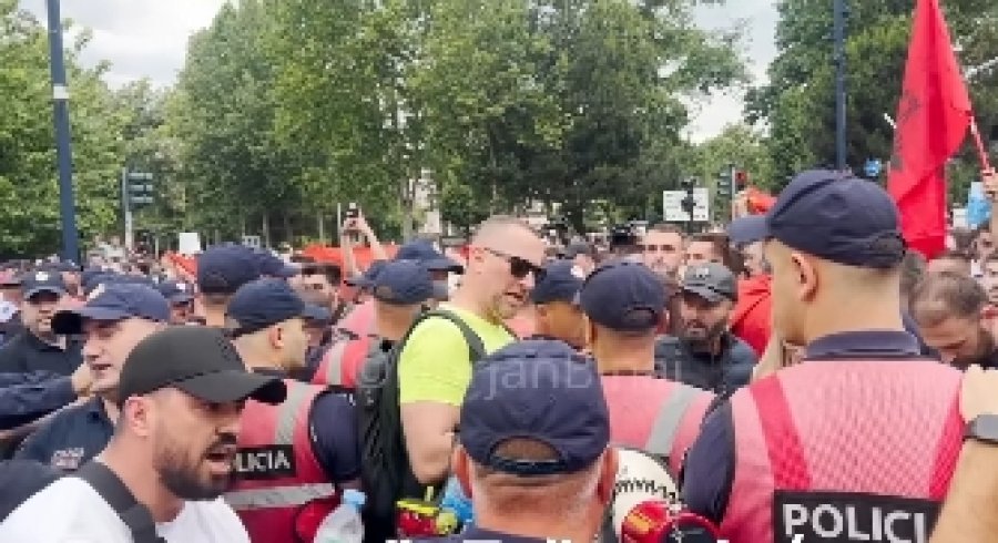 Protesta për Zvërnecin/ Momenti kur moderatori i Piranjave, Florjan Binaj shtyhet nga policia në Bulevard
