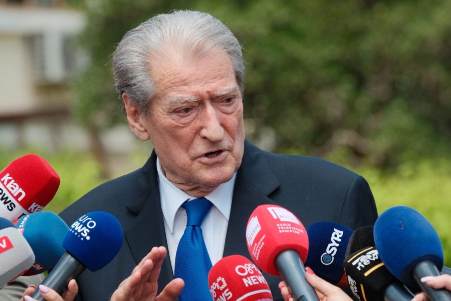 Thirrjet te selia e PD  Berisha  Tipat e stisur si opozitë e opozitës janë mjerimi i politikës