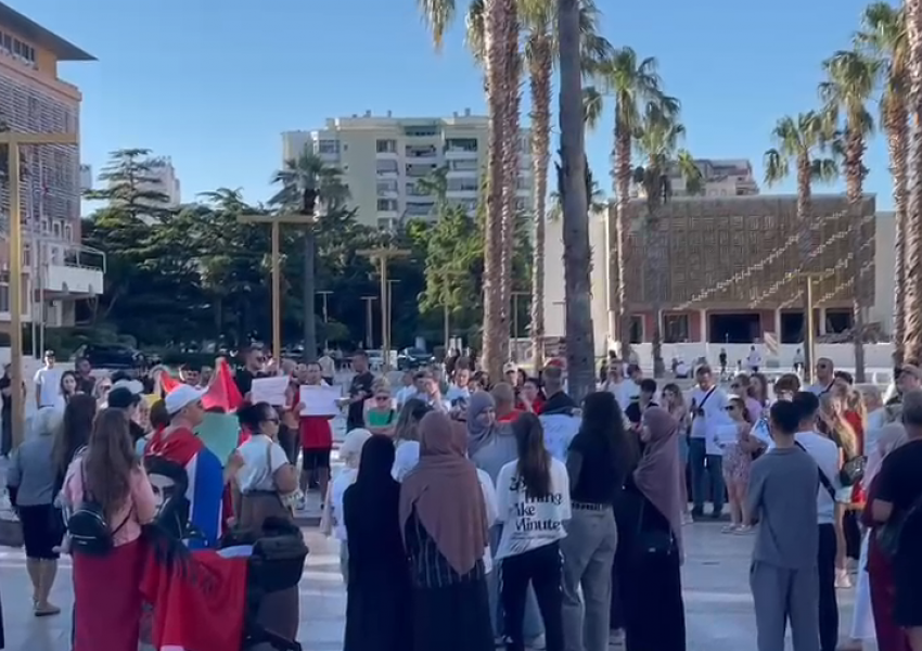 Qytetarët e Durrësit dalin sërish në shesh, kërkojnë dorëheqjen e Ramës