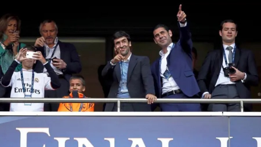 Zgjedhjet ndajnë legjendat e Realit  Roberto Carlos me Perezin  Riquelme mbështetet nga Casillas  Raul dhe Hierro