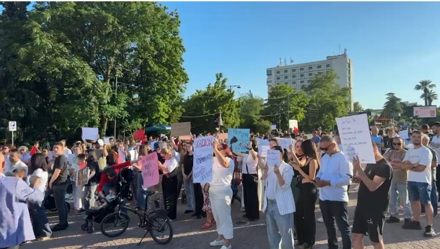 Edhe Elbasani ngrihet në protestë, qytetarët thirrje: 'Dorëheqje, poshtë qeveria'
