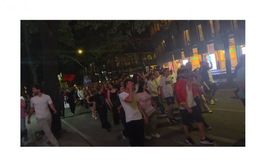Protestuesit thirrje të rinjve për t u bashkuar protestave  Çohuni nga kafja