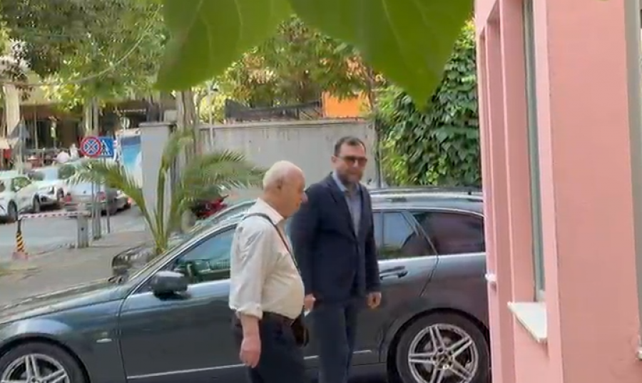 VIDEO  Drejtori i Hekurudhave Ergys Verdho  paraqitet në SPAK me avokat