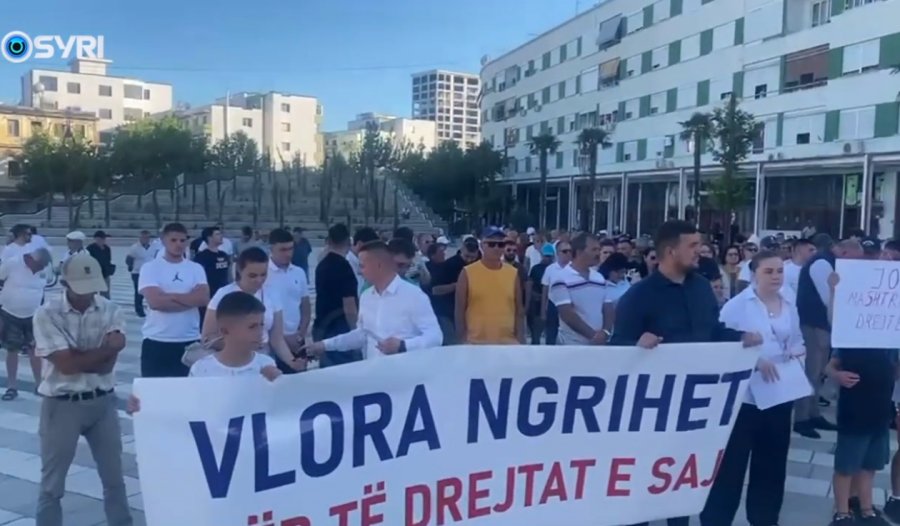 VIDEO  Vlonjatët bashkohen kundër Ramës  protestë e madhe ndaj antimitingut të tij