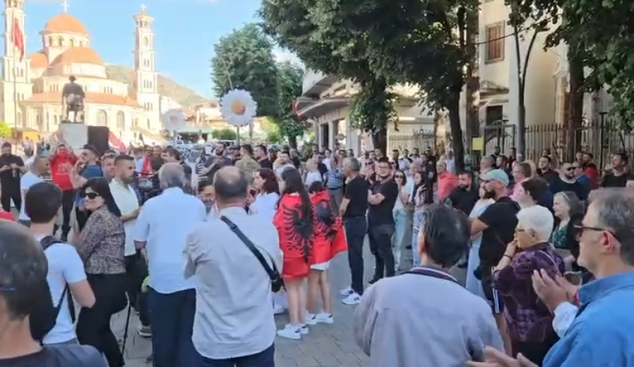 rama-ne-burg-qytetaret-e-korces-i-bashkohen-protestave-nje-minute-heshtje-per-efektivin-e-vrare