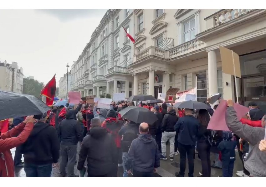 Protestë edhe në Londër, shqiptarët e diasporës kundër qeverisë Rama