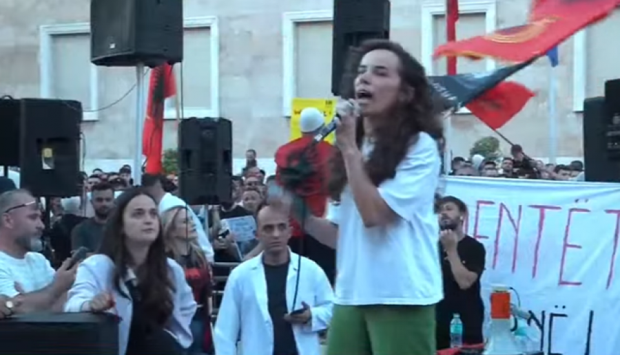 ‘Duam drejtësi’/ Flet në protestë motra e të miturit të zhdukur 15 vite më parë: Jam këtu si motra e Mateo Beajt