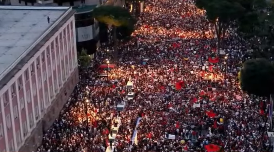 Protestuesit marshojnë në rrugët e Tiranës, ndalen tek Ministria e Infrastrukturës: Arresto Ballukun