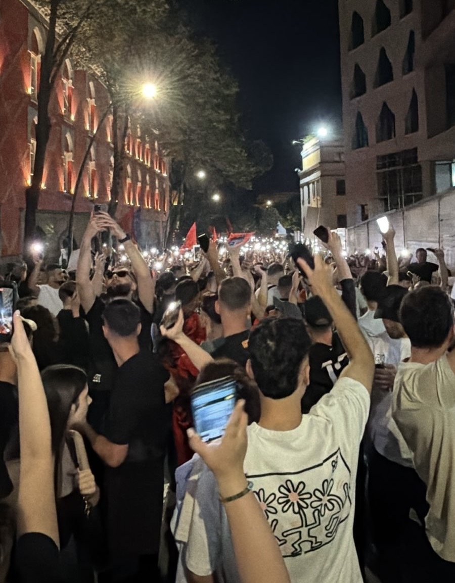 Vijon marshimi i protestuesve në Tiranë, merr mbështetje nga qytetarët, boritë e makinave shoqërojnë protestën