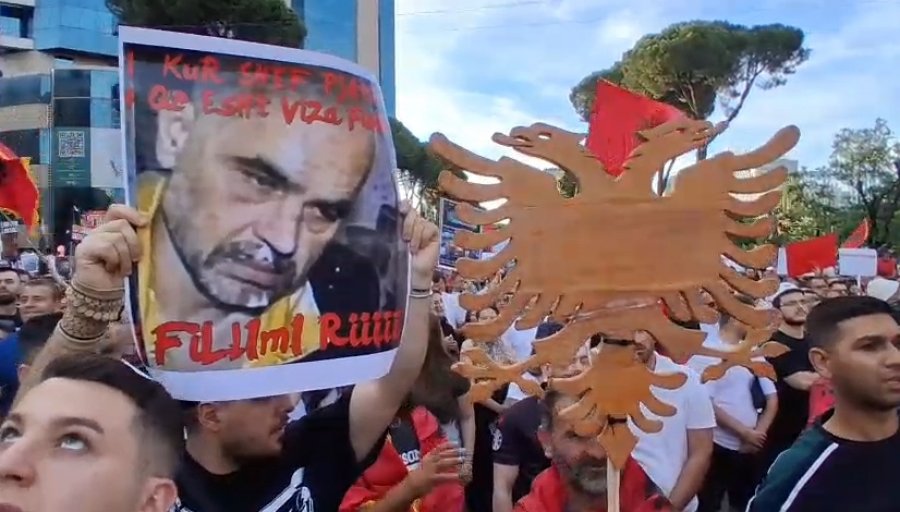 'Mos e detyro turmën të humbasë kontrollin'/ Qytetari në podium: T’i japim zemër policisë të thyejnë frikën