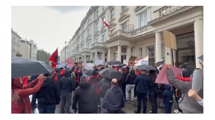 Protestë edhe në Londër, shqiptarët e diasporës kundër qeverisë Rama