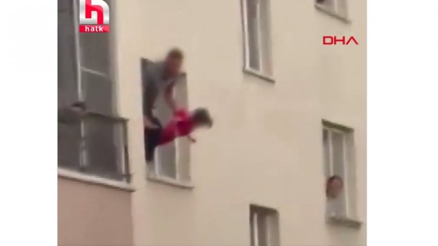 E rëndë në Ankara  Konflikti me bashkëshorten  babai var në dritare vajzën e tij 3 vjeçare  e kërcënon me thikë në dorë