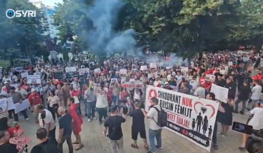  Shkodranët nuk i rrisin fëmijët me eksperimentet tuaja   Protestë e madhe në Shkodër