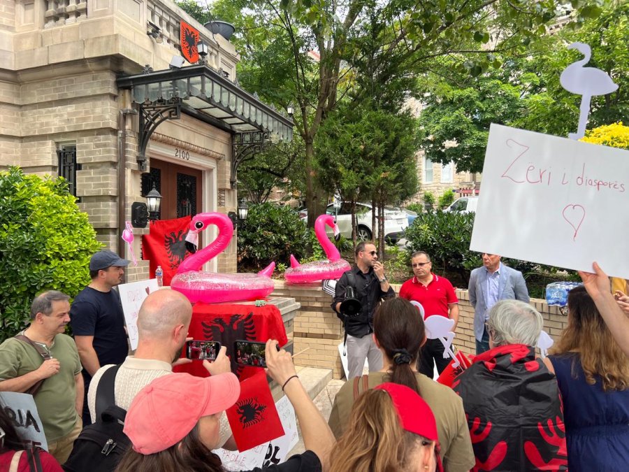 'Shqipëria e shqiptarëve, jo e pushtetarëve!' Protesta edhe para ambasadës shqiptare në Washington DC