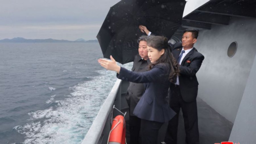 Kim Jong Un merr pjesë në provën e navigimit të shkatërruesit Kang Kon