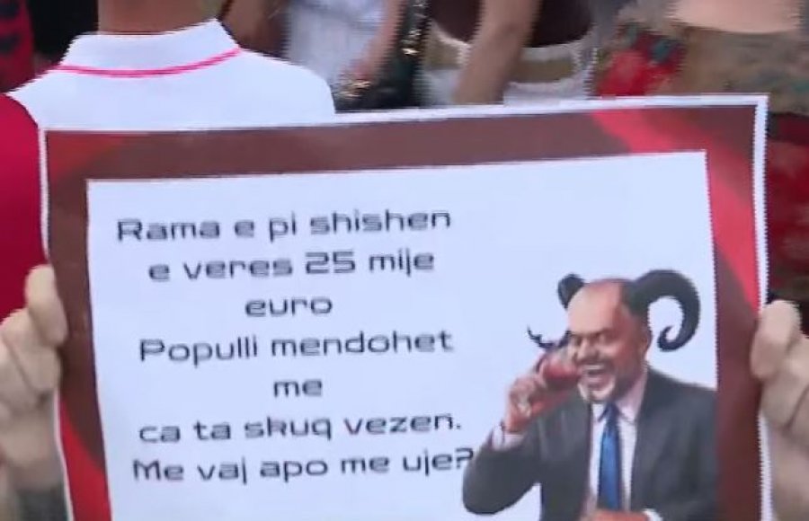 Pankarta thumbuese për kryeministrin: Rama pi verë 25 mijë euro, populli mendohet me çfarë ta skuq vezën