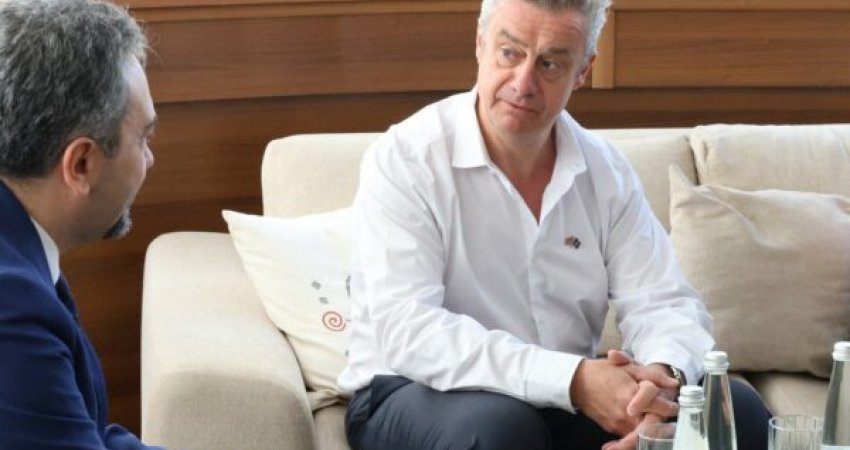 Ambasadori britanik viziton KQZ-në: Tani i takon popullit të Kosovës të dalë dhe të votojë