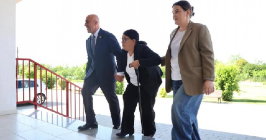Voton Ramush Haradinaj, bashkë me nënën Rukë