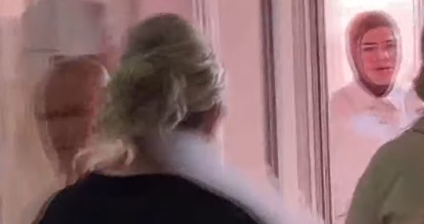 E pazakontë, nusja shkon me vello për të votuar