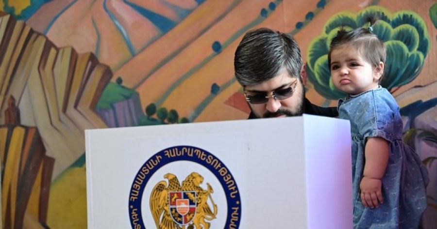 Armenët votojnë për të ardhmen e vendit mes Lindjes apo Perëndimit